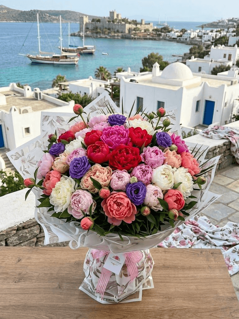 Bodrum Gündoğan çiçek evi zarif pembe ve beyaz şakayık buketi