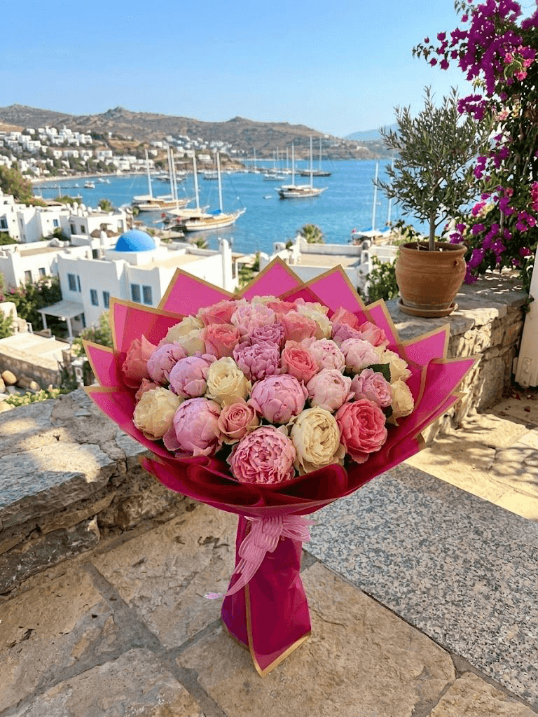 Bodrum Gündoğan çiçek evi pembe ve krem şakayık buketi