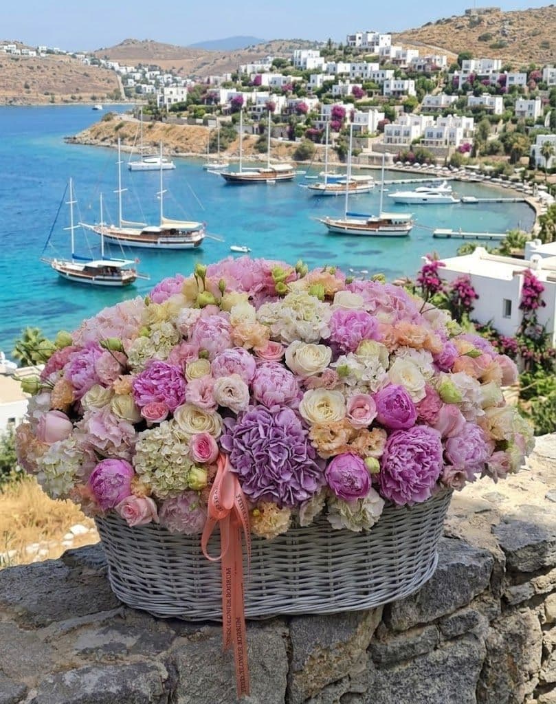 Bodrum Gündoğan çiçek evi mor ve beyaz şakayık buketi
