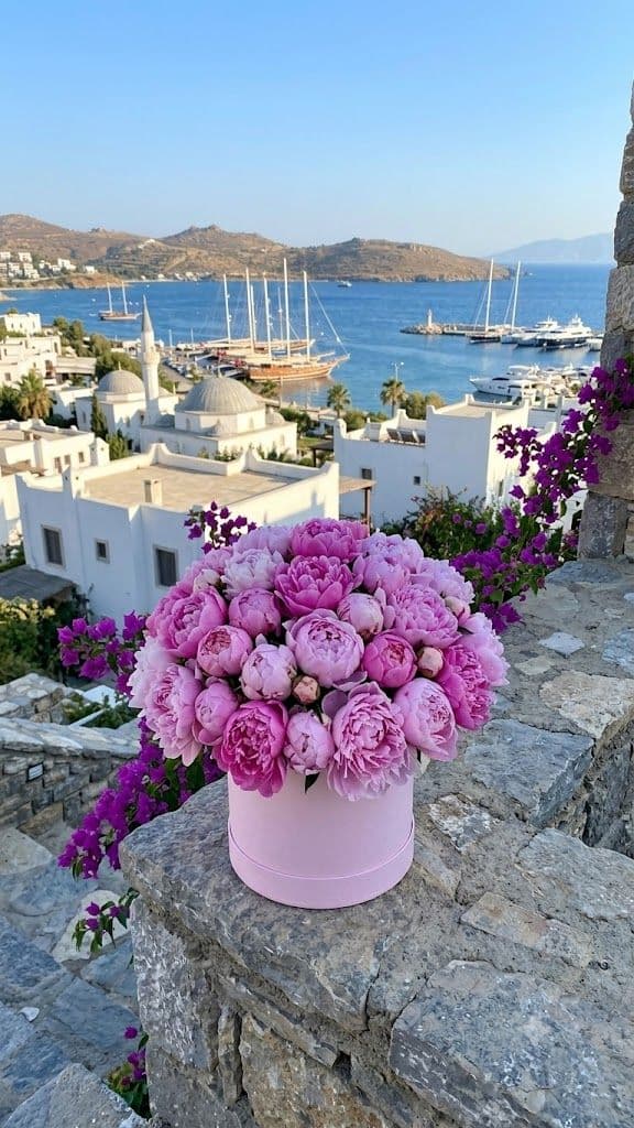 Bodrum Gündoğan çiçek evi şeftali tonlarında şakayık buketi