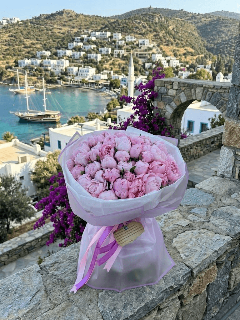 Bodrum Gündoğan çiçek evi mor tonlarında şakayık buketi