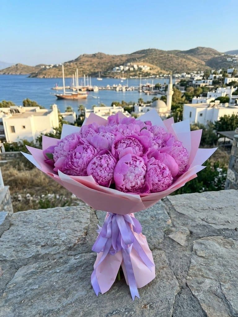 Bodrum Gündoğan çiçek evi fuşya renkli şakayık buketi